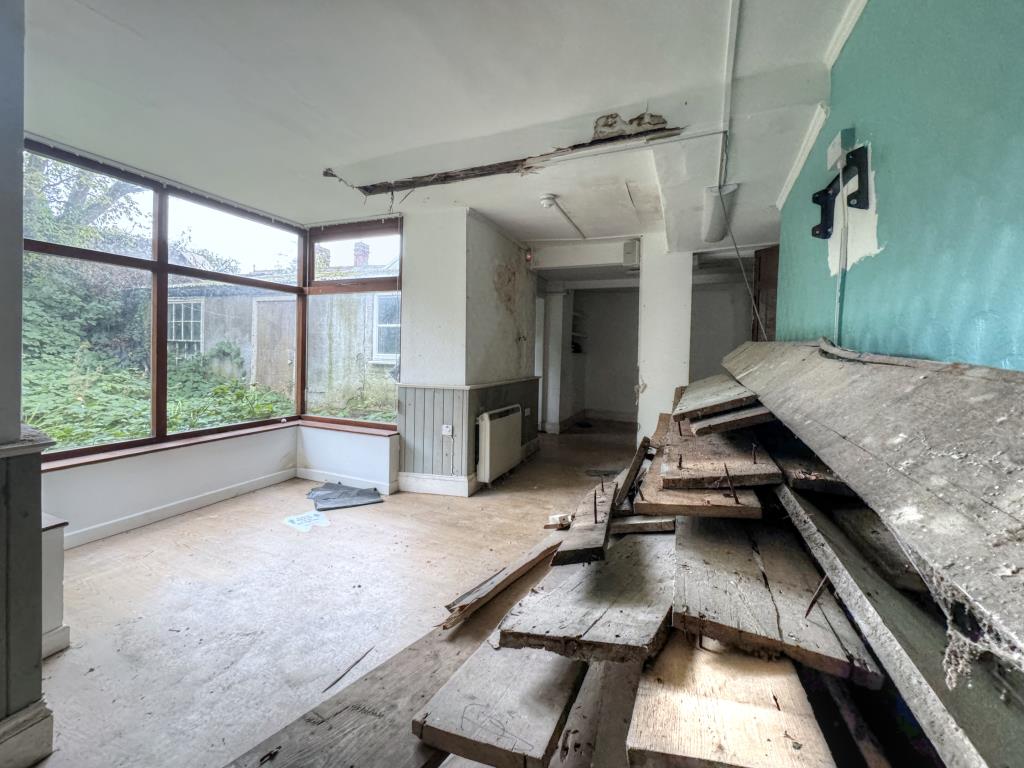 Lot: 50 - SPACIOUS THREE STOREY FORMER DENTIST SURGERY - Large Room to the Rear
